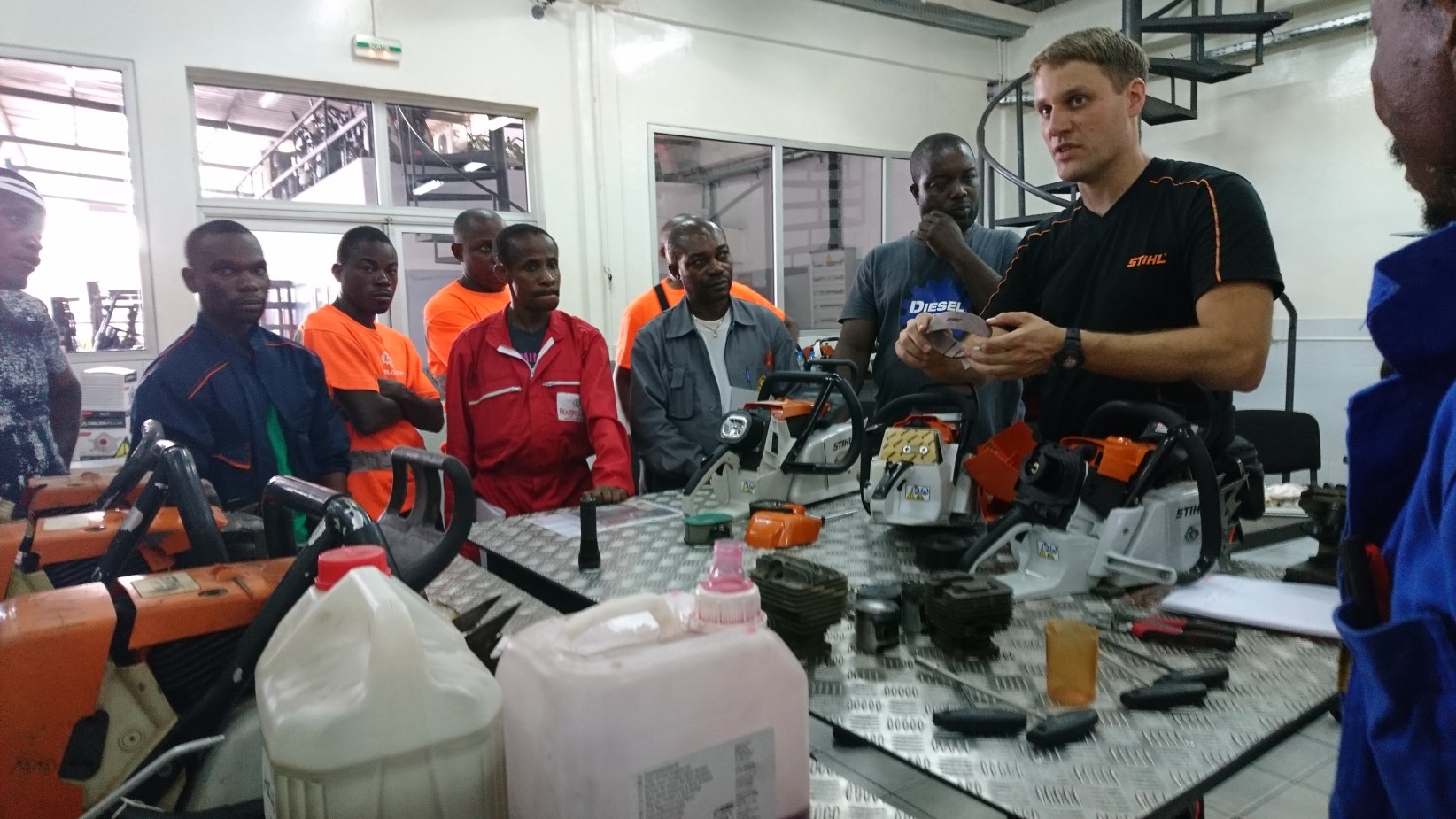 Présentation technique de tronçonneuses STIHL dans un atelier de Diesel Gabon.