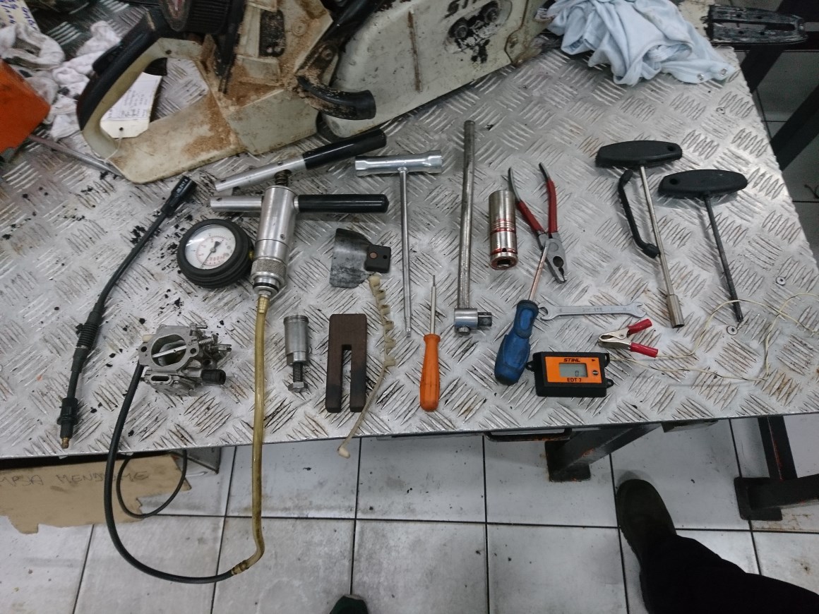 Outillage d'entretien disposé sur un établi lors d'une présentation technique consacrée à la STIHL MS 780.