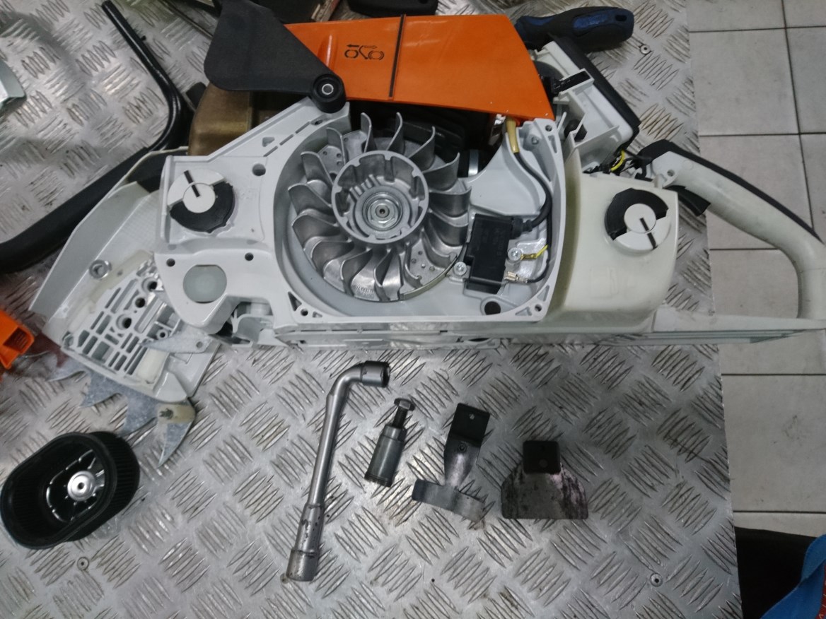 Tronçonneuse STIHL MS 780 ouverte sur un établi pendant une présentation technique.
